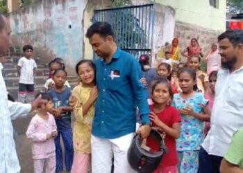 शिरसाड गावातील प्रिय शिक्षकांच्या बदलीने विद्यार्थी-पालक भावूक