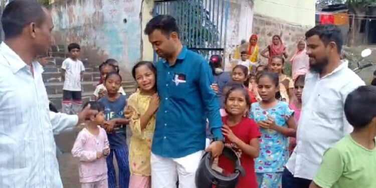 शिरसाड गावातील प्रिय शिक्षकांच्या बदलीने विद्यार्थी-पालक भावूक