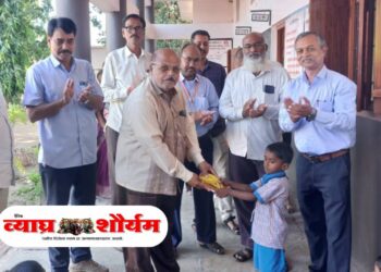 खिर्डी प्राथमिक विद्यालयात पंतप्रधान मोदी यांच्या वाढदिवस पंधरवड्यानिमित्त साहित्य वाटप