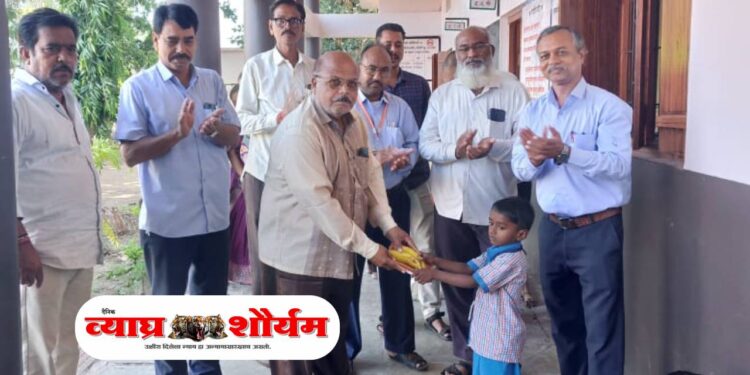 खिर्डी प्राथमिक विद्यालयात पंतप्रधान मोदी यांच्या वाढदिवस पंधरवड्यानिमित्त साहित्य वाटप