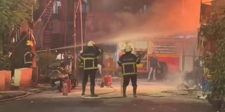 मुंबईच्या दहिसरमध्ये २४ मजली इमारतीला भीषण आग