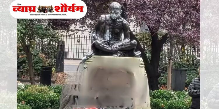 महात्मा गांधींच्या पुतळ्याची विटंबना