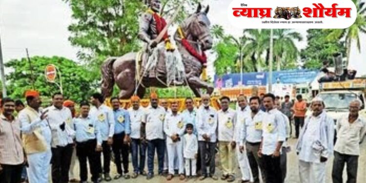 किनगावात छत्रपती शिवाजी महाराजांच्या पूर्णाकृती अश्वारूढ पुतळ्याची मिरवणूक