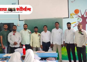 फतेपुर उर्दू जिल्हा परिषद शाळेत विद्यार्थ्यांना सफरचंद वाटप