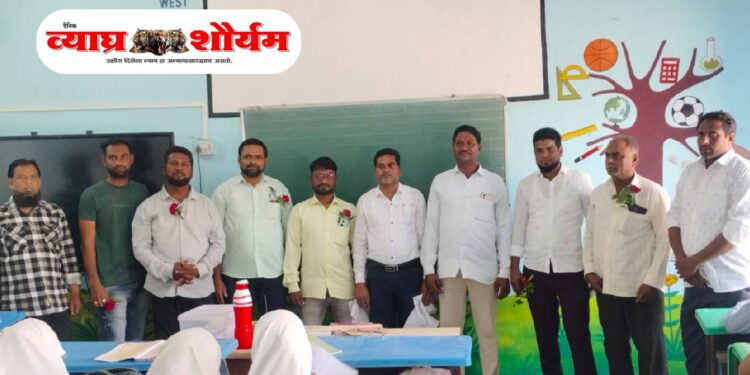 फतेपुर उर्दू जिल्हा परिषद शाळेत विद्यार्थ्यांना सफरचंद वाटप