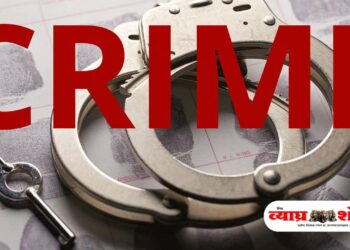 पोलिसांच्या वाहनातून दोन आरोपी बेड्यांसकट फरार