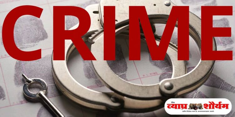 पोलिसांच्या वाहनातून दोन आरोपी बेड्यांसकट फरार