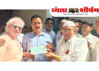 जामनेर तालुका साहित्य मंडळातर्फे पूरग्रस्तांसाठी 51 हजाराचा धनादेश