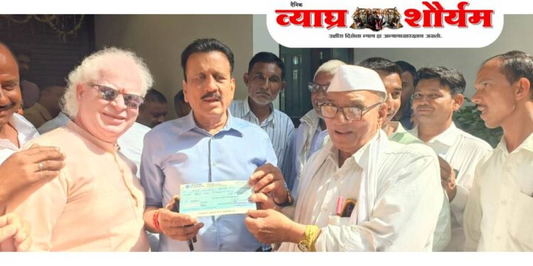 जामनेर तालुका साहित्य मंडळातर्फे पूरग्रस्तांसाठी 51 हजाराचा धनादेश