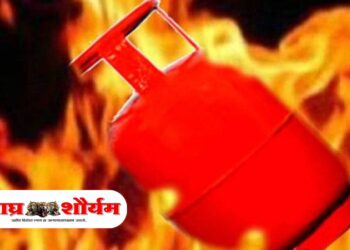 गॅस गळतीमुळे लागलेली आग गटशिक्षणाधिकारी अजित तडवी यांनी धाडसाने विझवली; मोठा अनर्थ टळला!