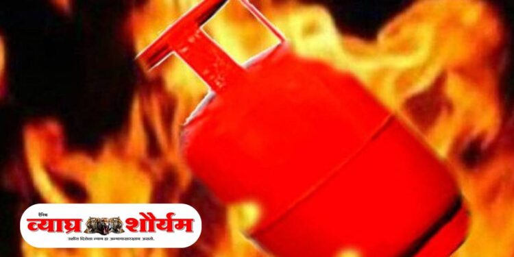 गॅस गळतीमुळे लागलेली आग गटशिक्षणाधिकारी अजित तडवी यांनी धाडसाने विझवली; मोठा अनर्थ टळला!