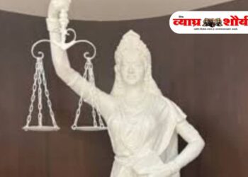 गैरवर्तन प्रकरणी दोन जिल्हा न्यायाधीशांना बडतर्फी