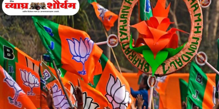 मनमाडमध्ये भाजपला मोठा धक्का; निवडणुकीपूर्वी ५० पदाधिकारी-कार्यकर्त्यांचा पक्षत्याग