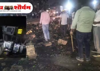 बिअर बॉटलचा कंटेनर उलटला; चालक अडकलेला असताना जमावाने लूट केली