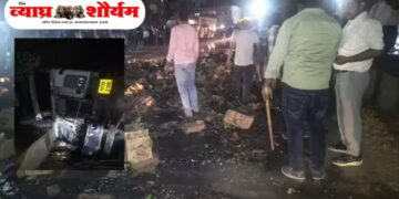 बिअर बॉटलचा कंटेनर उलटला; चालक अडकलेला असताना जमावाने लूट केली