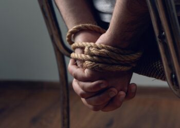 एक महिना लपून बसलेला अपहरणकर्ता अखेर जाळ्यात; पोलिसांनी मुलीची सुरक्षित सुटका केली