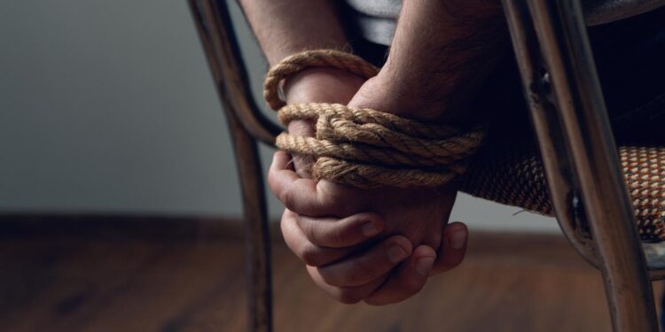 एक महिना लपून बसलेला अपहरणकर्ता अखेर जाळ्यात; पोलिसांनी मुलीची सुरक्षित सुटका केली