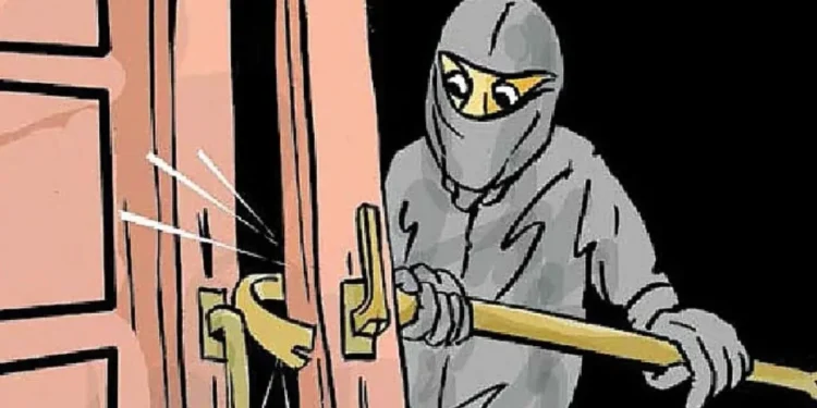 विवरे येथे चोरटयाचा धुमाकुळ, तीन घरात चोरी