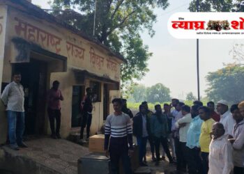 साकळीमध्ये स्मार्ट मीटरविरोधात जनतेचा संताप उसळला! अभियंता गैरहजर – नागरिकांचा विजवितरण कार्यालयावर थेट मोर्चा; फोनवरूनच थांबवावे लागले मीटर बसविण्याचे काम