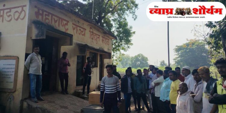 साकळीमध्ये स्मार्ट मीटरविरोधात जनतेचा संताप उसळला! अभियंता गैरहजर – नागरिकांचा विजवितरण कार्यालयावर थेट मोर्चा; फोनवरूनच थांबवावे लागले मीटर बसविण्याचे काम