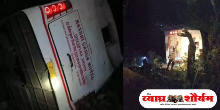 अंबा घाटात खासगी बस 70 फूट दरीत कोसळली; 15 प्रवासी जखमी, मोठा अनर्थ टळला