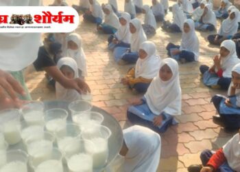 फत्तेपूर जि. प. प्राथमिक उर्दू शाळेत विद्यार्थ्यांना पोषक आहारासाठी केशर दूध वाटप