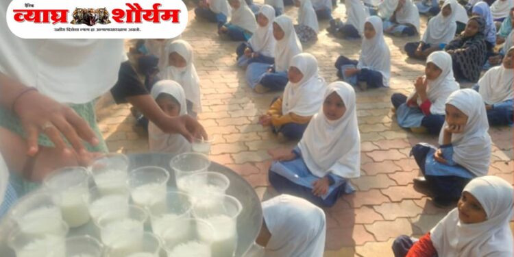 फत्तेपूर जि. प. प्राथमिक उर्दू शाळेत विद्यार्थ्यांना पोषक आहारासाठी केशर दूध वाटप