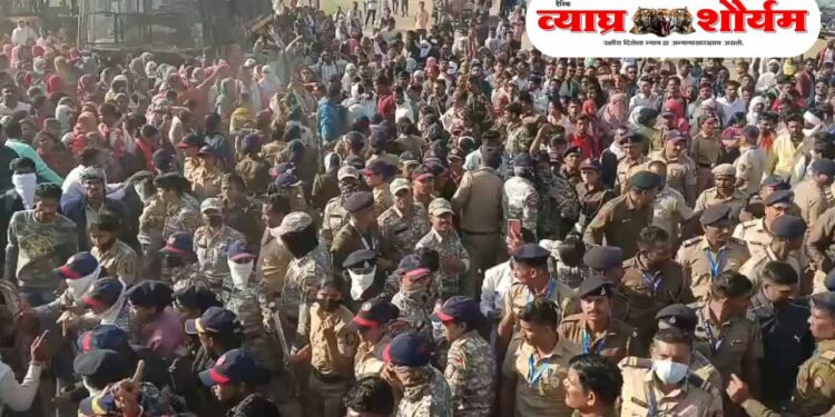 अधिवेशनावर जाणारा लोटांगण मोर्चा पोलिसांनी अडवला